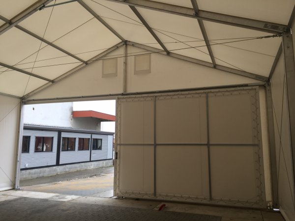 průhled přes vrata