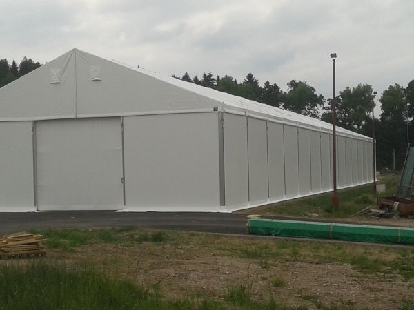 Pohľad na čelo plachtovej haly s vysokou bránou