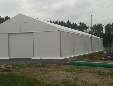 Pohled na čelo plachtové haly s vysokými vraty