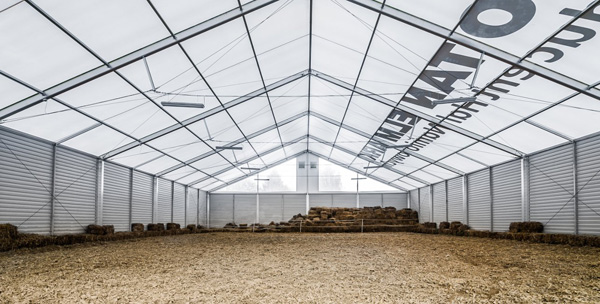 Pohled na jezdeckou halu zevnitř.