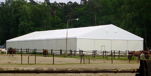 Jezdecká hala v Polsku.