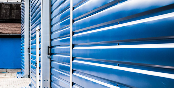 Detail plechového opláštění lehké motované skladové haly.