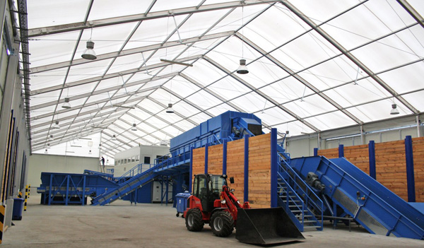 Montovaná výrobní hala a ruch v ní.