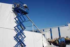 Jéřáb staví železnou konstrukci.